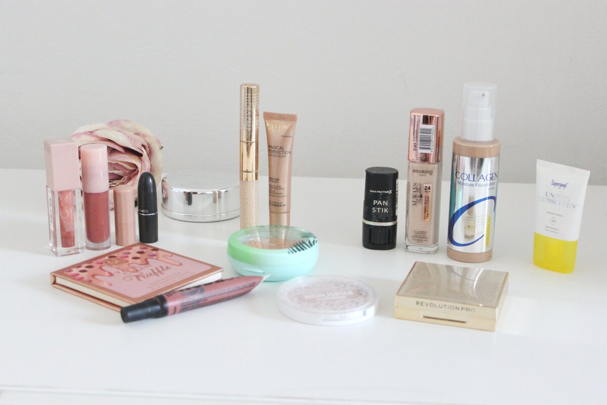 16 вещей, которые включены в мой личный Project Pan. Это значит, что я пытаюсь их закончить. Иногда я пробую какие-то новые продукты, но в основном переключаюсь обратно на эти.