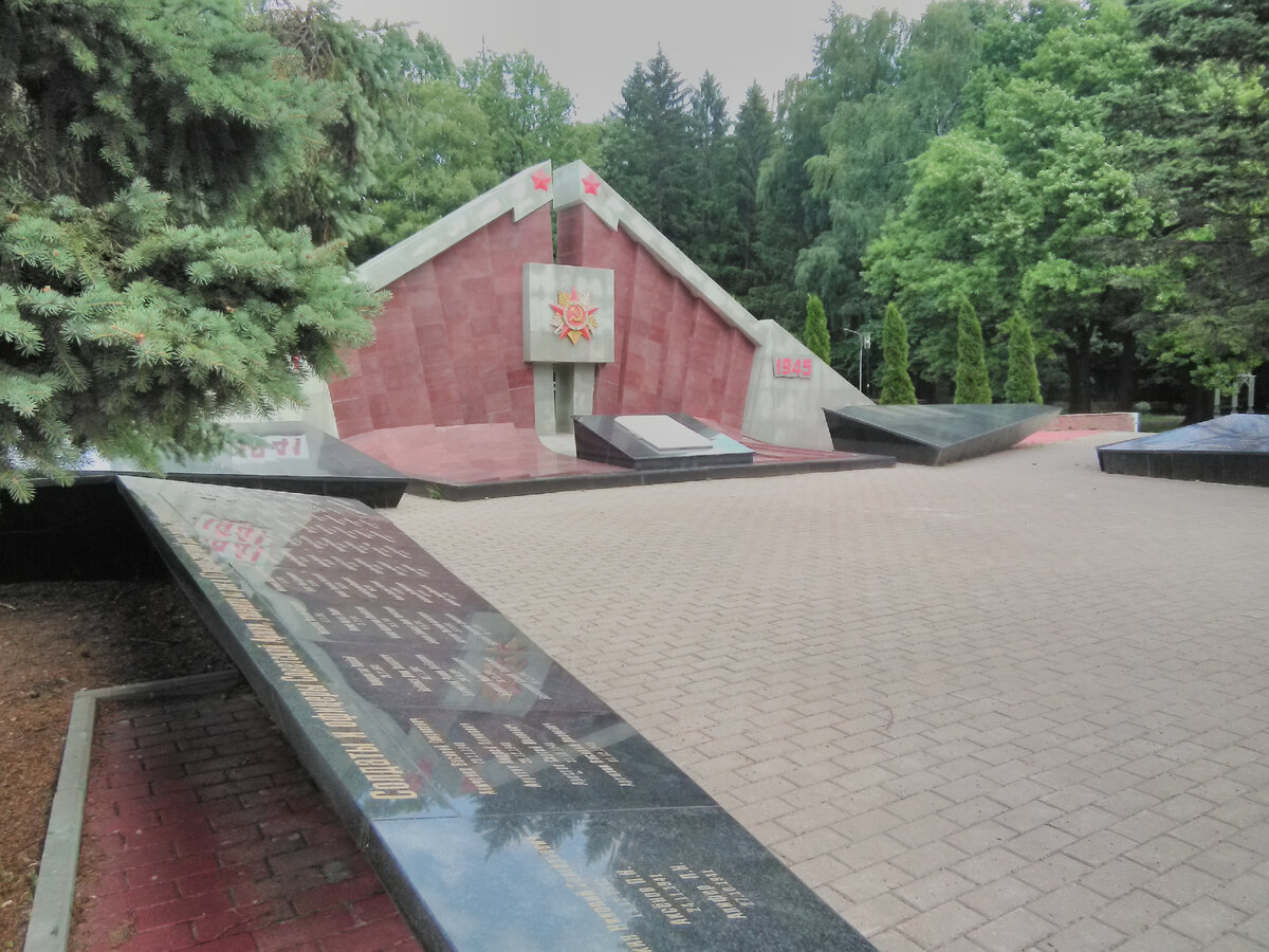 Селятино, памятник неизвестному летчику и мемориальные плиты, увековечившие память погибших местных жителей. Фото автора