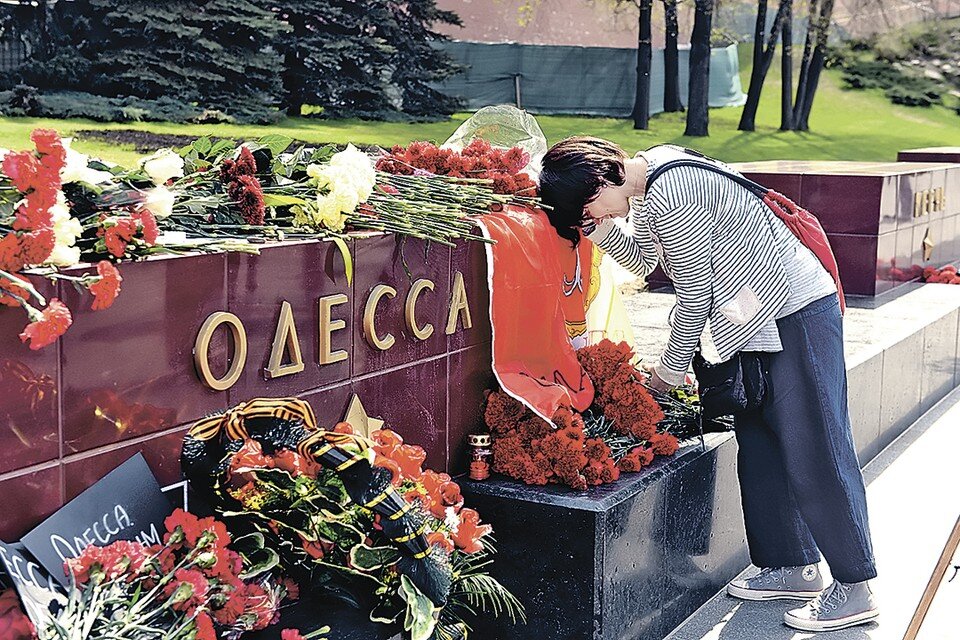     Одесса - один из 12 городов-героев. Каждый год тысячи россиян приносят цветы и кланяются ей у мемориала в Александровском саду. Фото: Илья ПИТАЛЕВ/РИА Новости
