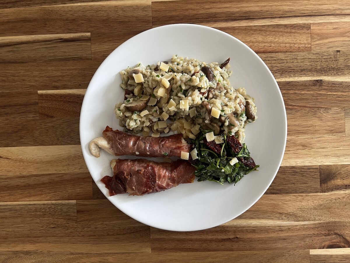 Курица с беконом и грибным ризотто. Сальтимбокка