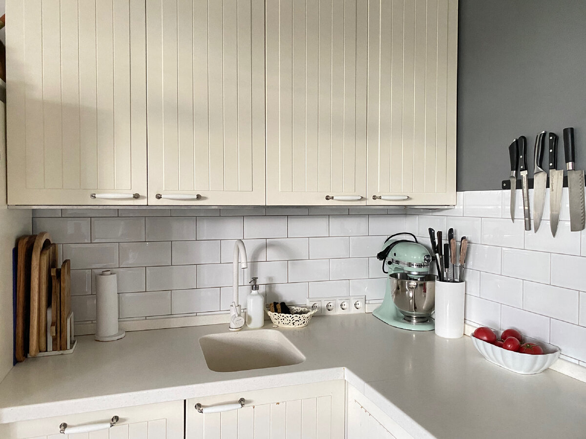 Совсем пустую столешницу было бы убирать ещё легче:)