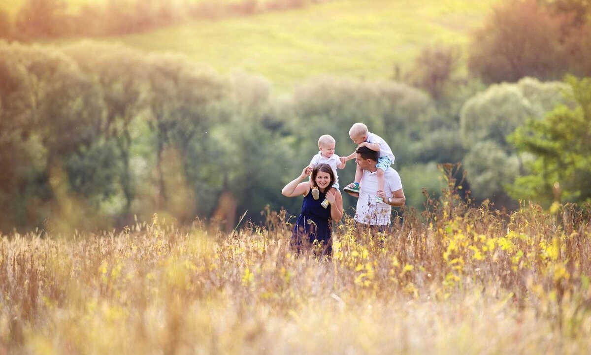 Радостный человек на природе. Счастливая семья на природе. Семейные прогулки на природе. Счастливая семья с детьми в поле. Радостная семья на природе.