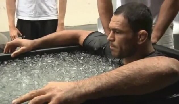 Антонио Ногейра в ледяной ванне. Фото из свободных источников