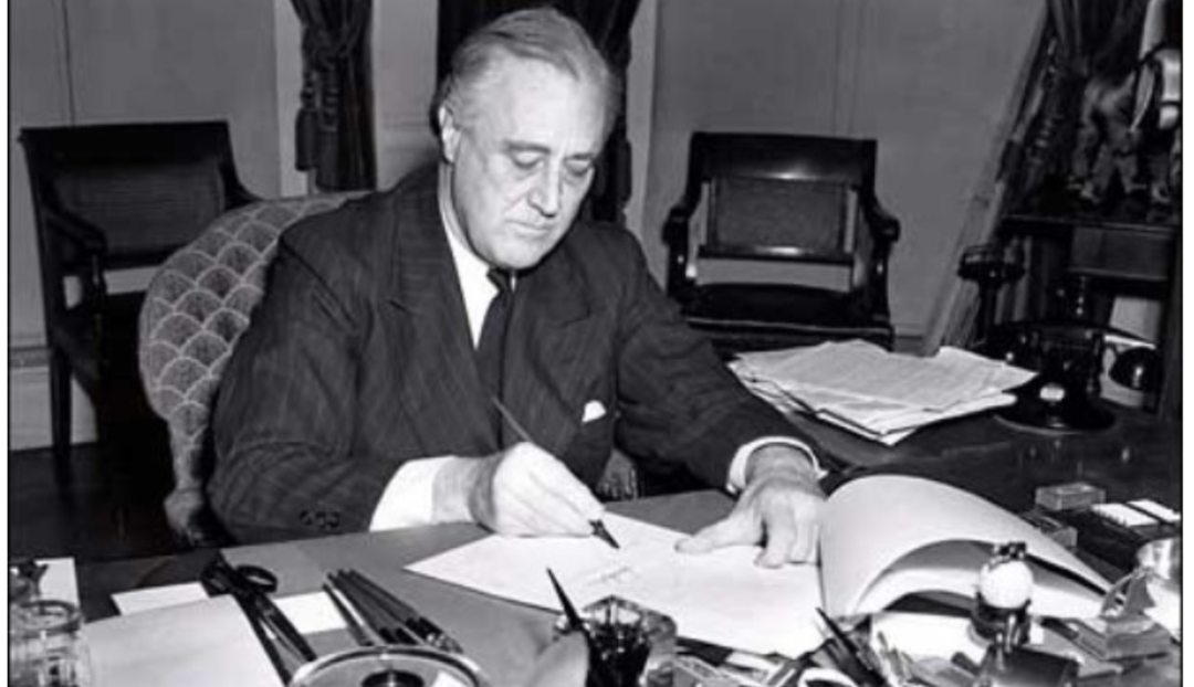 Президент США Франклин Д. Рузвельт подписывает закон о ленд-лизе