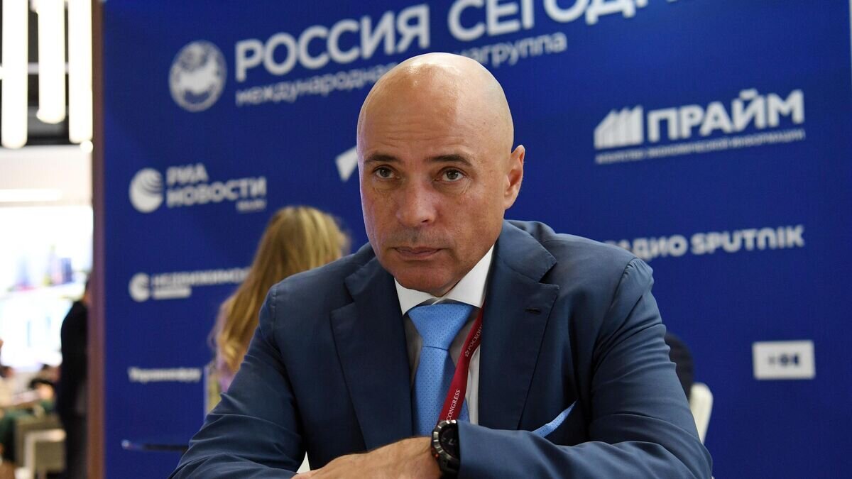    Губернатор Липецкой области Игорь Артамонов на стенде РИА Новости© РИА Новости / Александр Кряжев