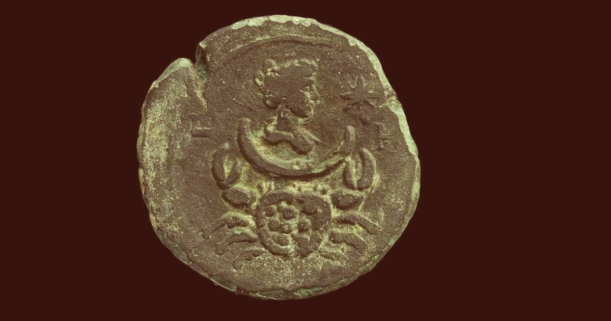 Римская монета 1800-летней давности с изображением богини Луны была обнаружена в израильском Средиземноморье. Источник: Дафна Газит / Управление древностей Израиля