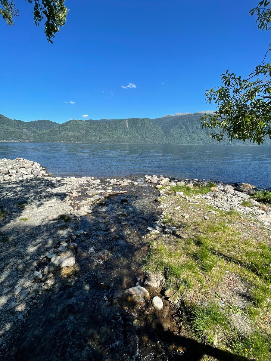 В озеро впадает более 70 рек и полторы сотни ручьёв