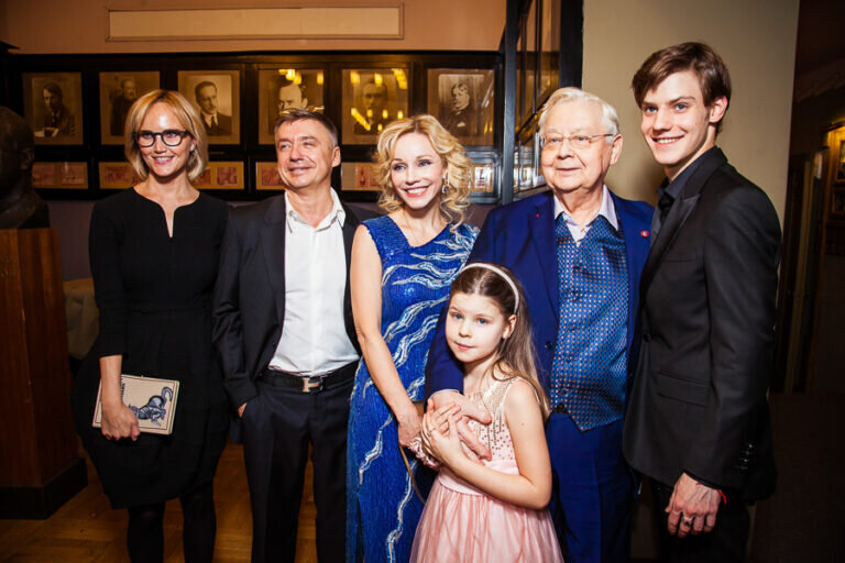    Олег Табаков с семьей