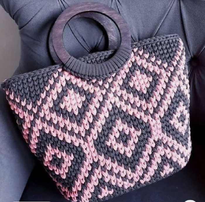 Сумка с жаккардовым узором.