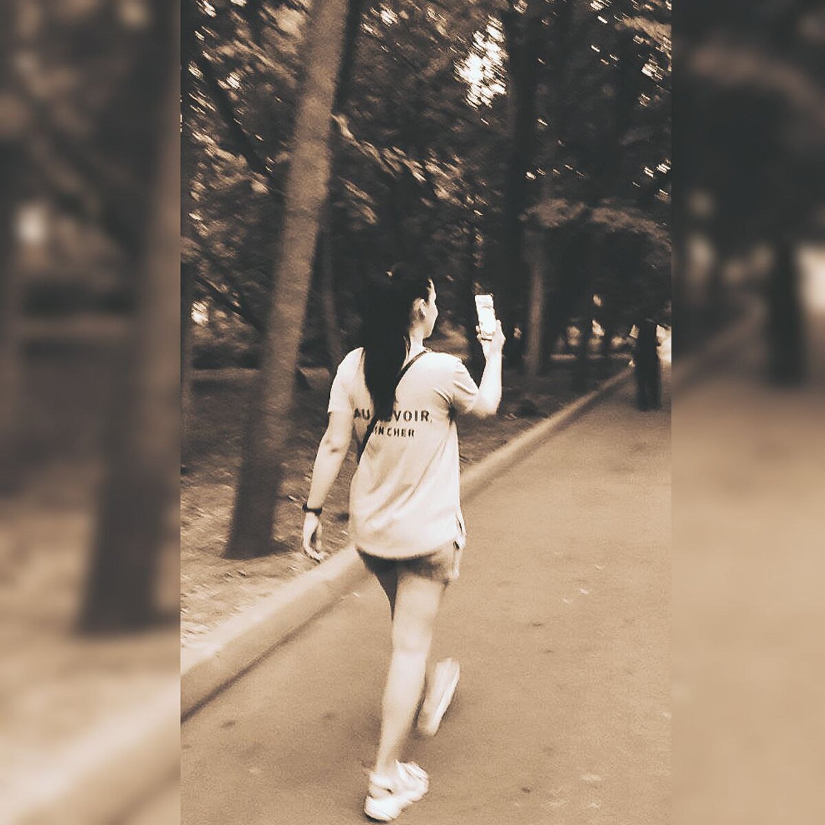 (А я вот разговариваю с сыном по видеозвонку и все таращатся... или мне кажется...)