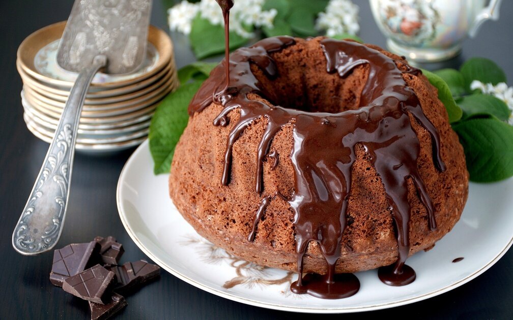 Шоколадный кекс наверно самый желанный десерт у детей и взрослых. Давайте приготовим его вместе! Вам потребуется лишь желание, хорошее настроение и всего 5 минут.