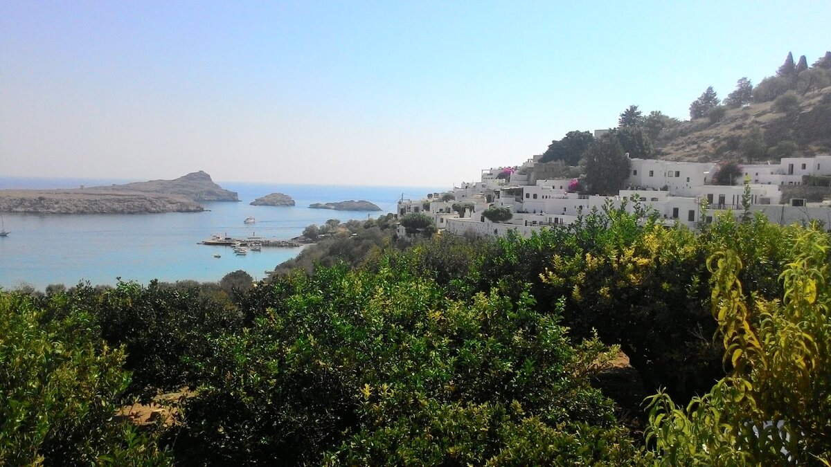 За десять дней мы объехали меньше половины острова. Были только на побережье Средиземного моря, а для Эгейского времени не хватило. В г. Линдос ребенок прокатилась на ослике. Их там много. Такие милые. Потом муж поднялся к Акрополю, а мы пошли любоваться видом на бухту. Среди белых домиков, она грациозно расположилась в виде сердца. Красиво смотрятся парусники, которые заходят туда на отдых. Насладившись этой всей красотой, мы спустились. Но как не искупаться в водном сердце Линдоса. 