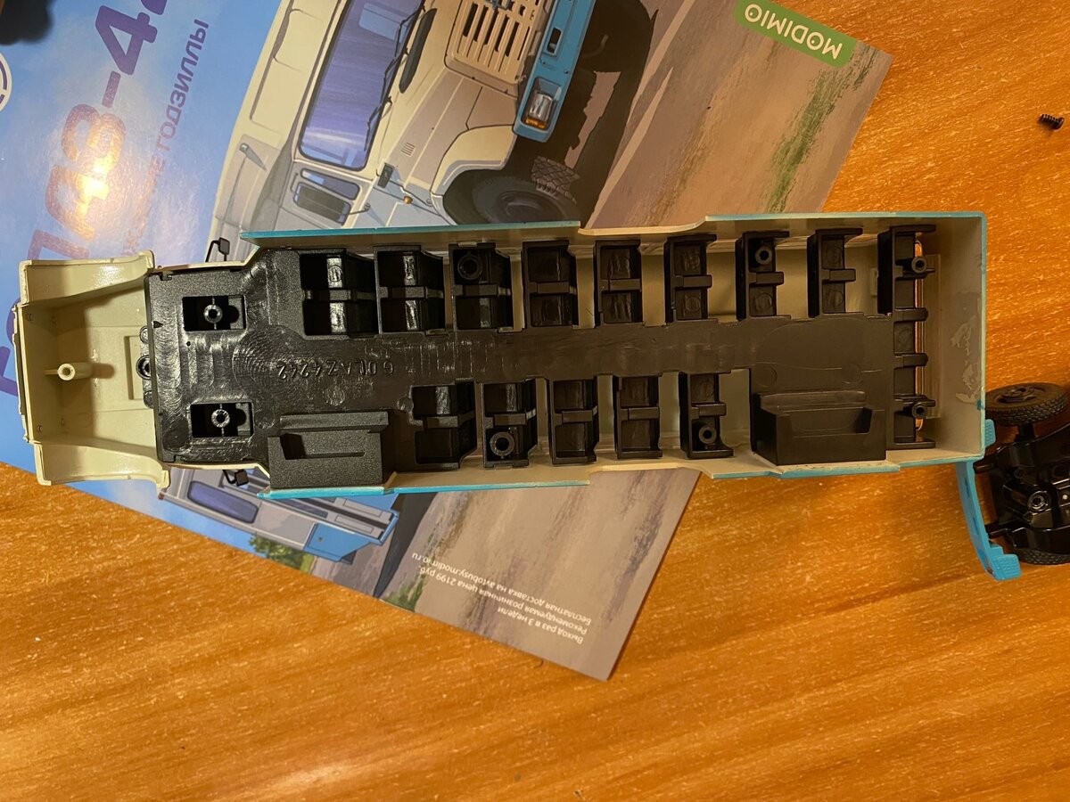 Открутив три винтика - отпадает тяжелое железное дно и открывается вот такой вид. 