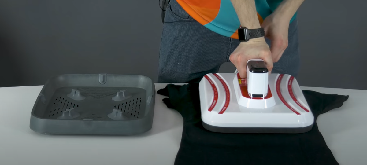 Фотография 5. Максимально сильно, равномерно распределяя давление, прижимаем термопресс к отпечатку на сублимационной бумаге, расположенной на изделии