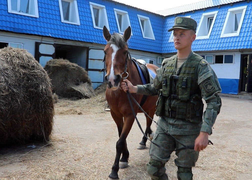  Курсантов ДВОКУ учат кавалерийским навыкам. Интересно, изучают они ныне "Военную психологию и педагогику" ? Или же им говорят, что воспитание подчиненных - это дело замполитов. Фото от пресс-службы Минобороны РФ.