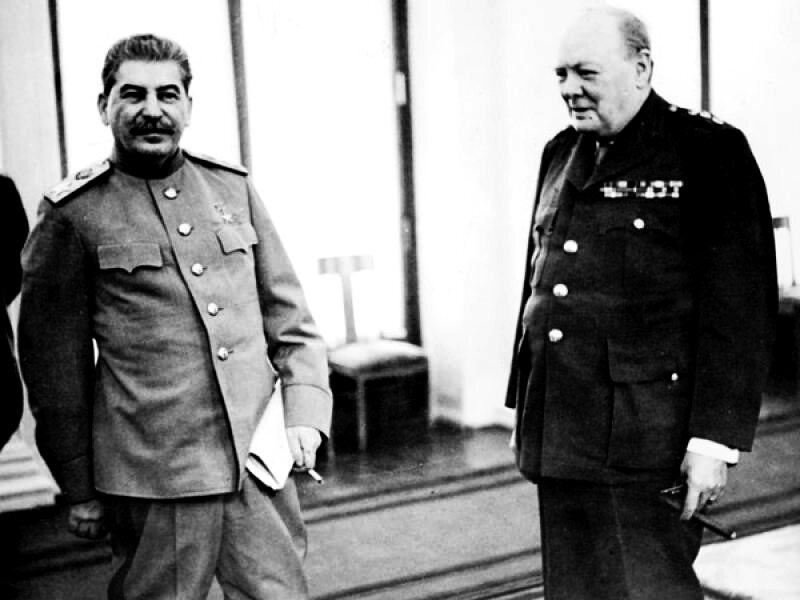 Выдающийся английский политический деятель XX века Уинстон Черчилль с первых дней образования Советской России и на протяжении всей своей жизни был её непримиримым врагом.-3