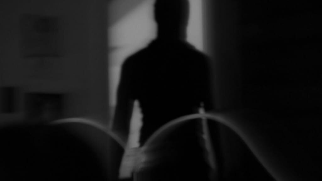 Не так страшно быть в темноте. Страшно, когда ты замечаешь, что ты в ней не один.