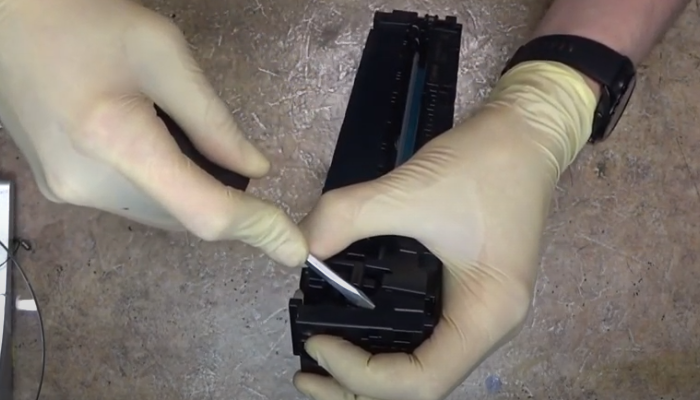 Фото 8. Вставляем плоскую отвертку с другой стороны