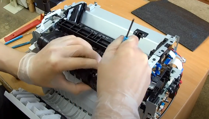 Фото 66. Выкручиваем четыре винта