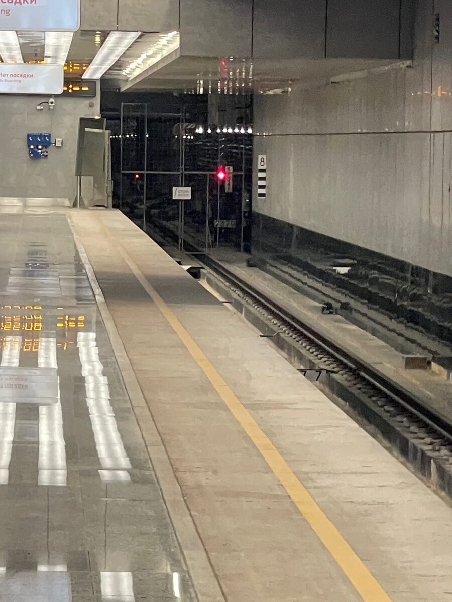 📷 3: Также по этому пути, но уже на станции «Нижегородская», в торце платформы (по выезду со станции), установлен временный забор, ограждающий главный станционный путь станции для проведения работ в тоннеле. 