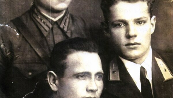 Константин Платонов (крайний справа) https://clck.ru/xuLQP