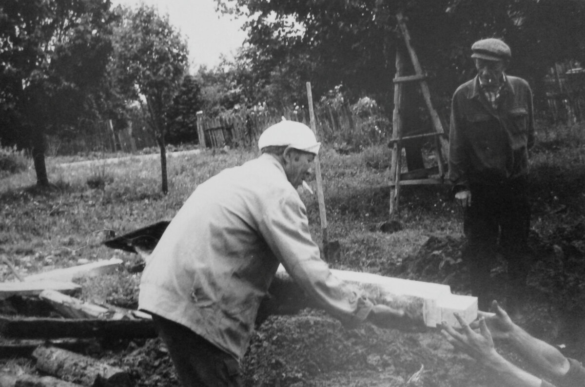 Правда, происходило это под присмотром опытных взрослых мужиков. Фото из личного архива автора.