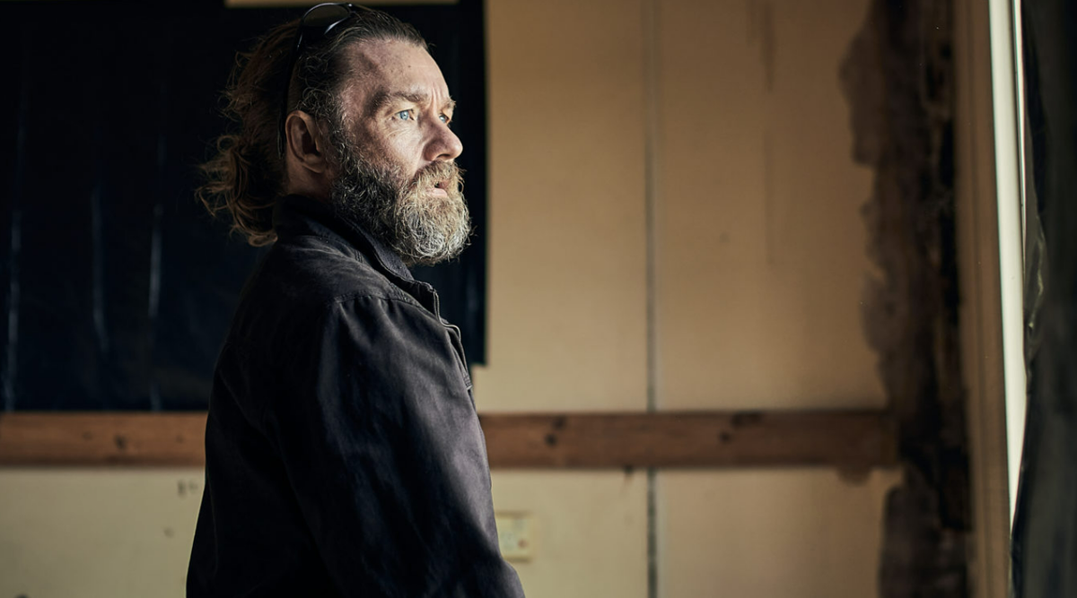 Кадр из фильма "Незнакомец" (2022)