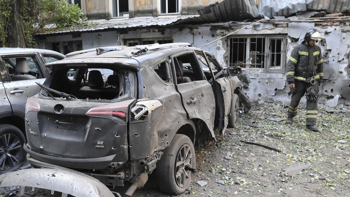    Сотрудник пожарной охраны возле здания Донецкого национального технического университета, поврежденного в результате обстрела ВСУ© РИА Новости / Илья Питалев