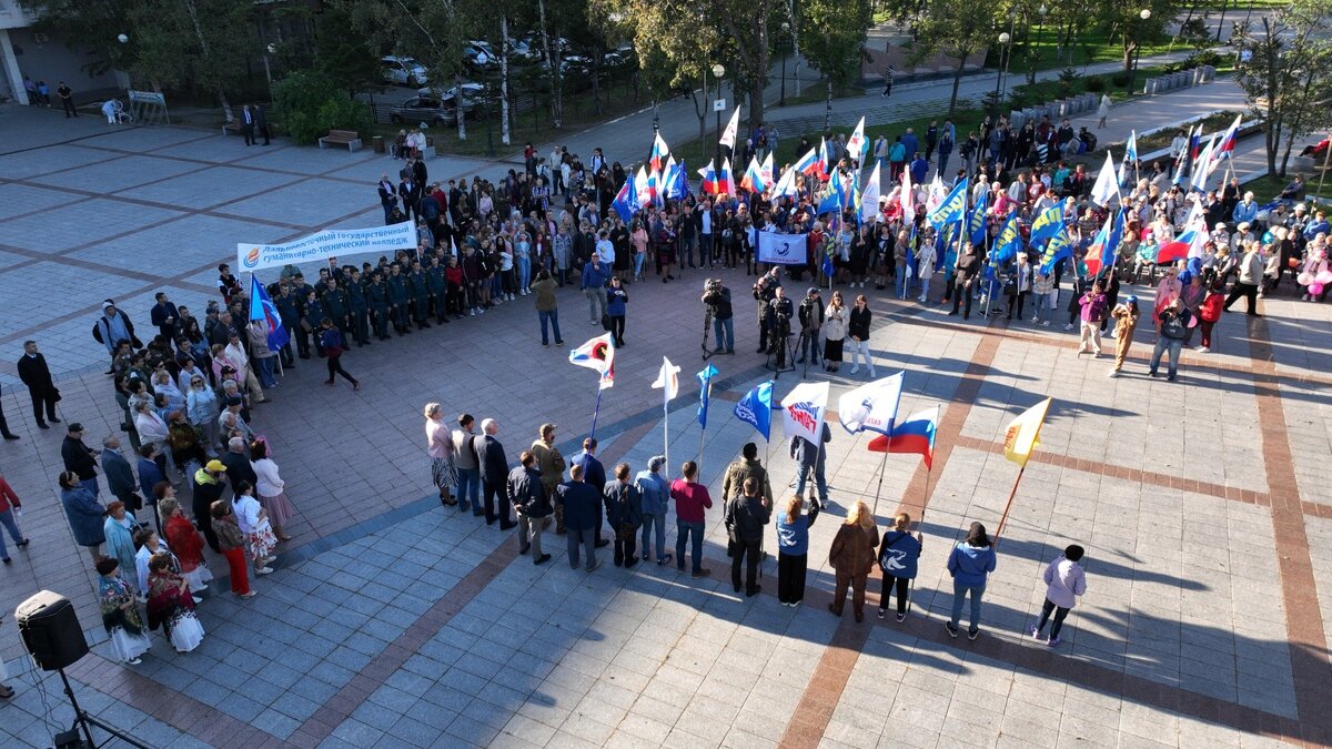     Мероприятие в поддержку референдумов на территориях ЛДНР, а также Запорожской и Херсонской областей Украины состоялось во Владивостоке. На митинг собрались около 500 человек, по данным правительства Приморского края.