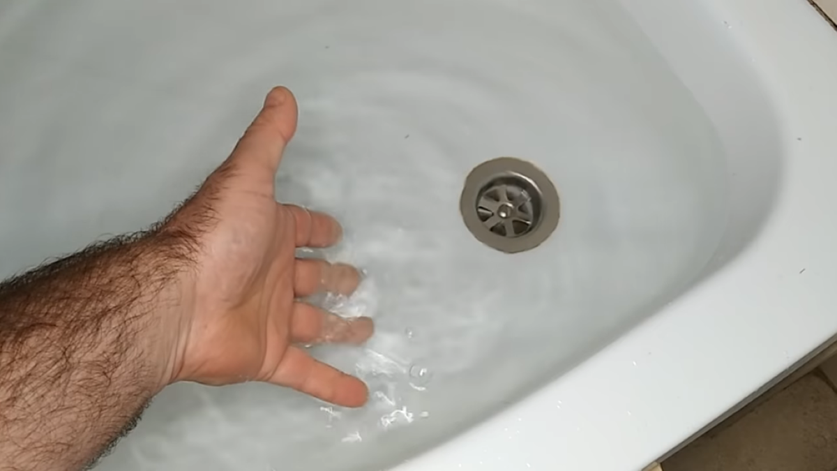 \"Раз и готово\" - Нашел легкое решение проблемы с засором в трубах ...