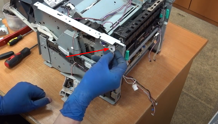 Фото 123. Надеваем на ось бушинг с правой стороны