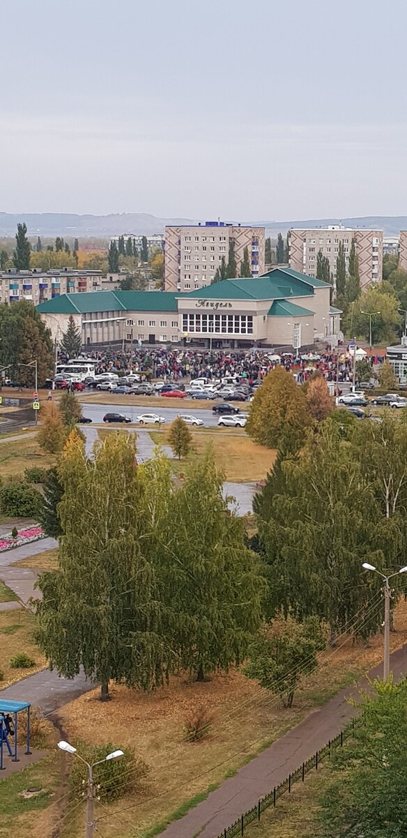 Толпа народа в моём городе провожает мобилизованных на войну. 