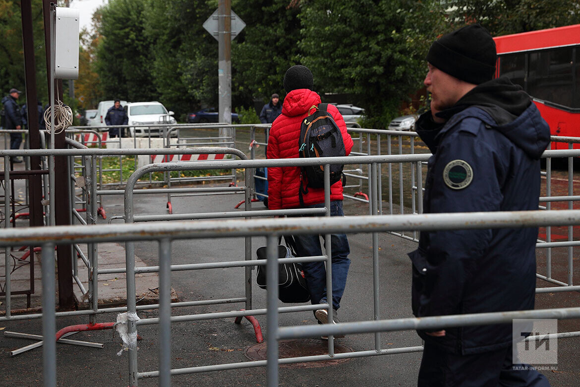 ​Пускали внутрь по очереди – не больше 5-7 человек за раз. Это было сделано специально, чтобы избежать неразберихи и толпы Фото: © Михаил Захаров / «Татар-информ»