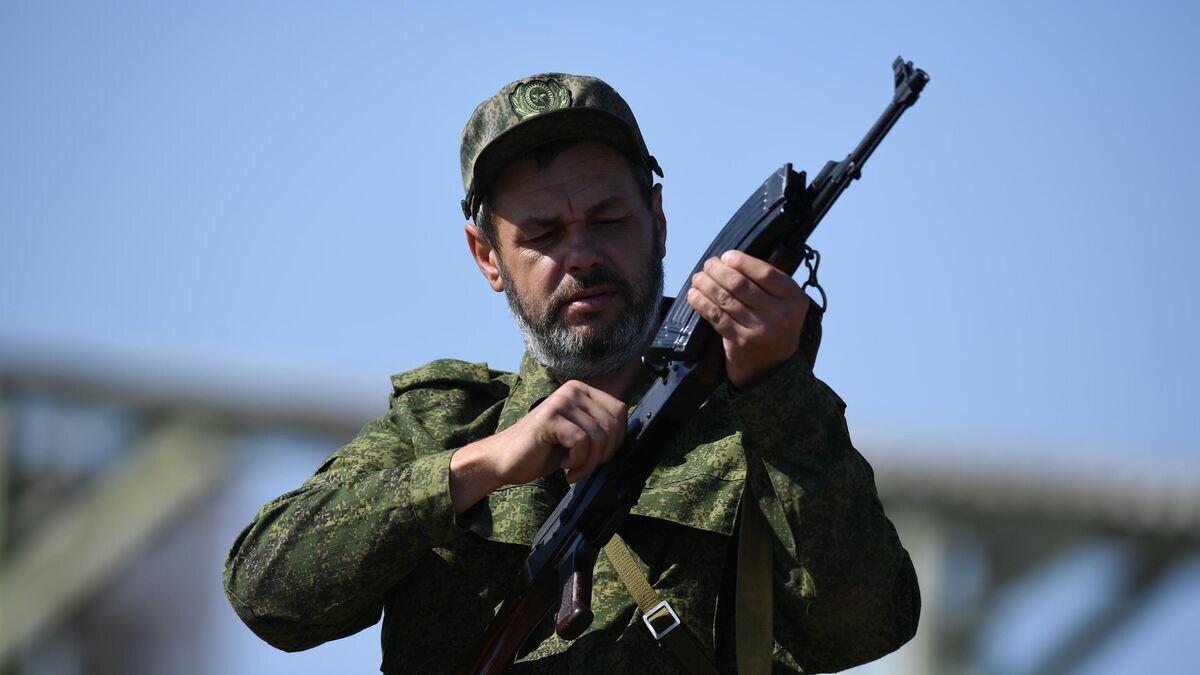    Мужчина, призванный на военную службу в ходе частичной мобилизации, проходит подготовку на полигоне в Казачьей бухте в Севастополе© РИА Новости / Константин Михальчевский