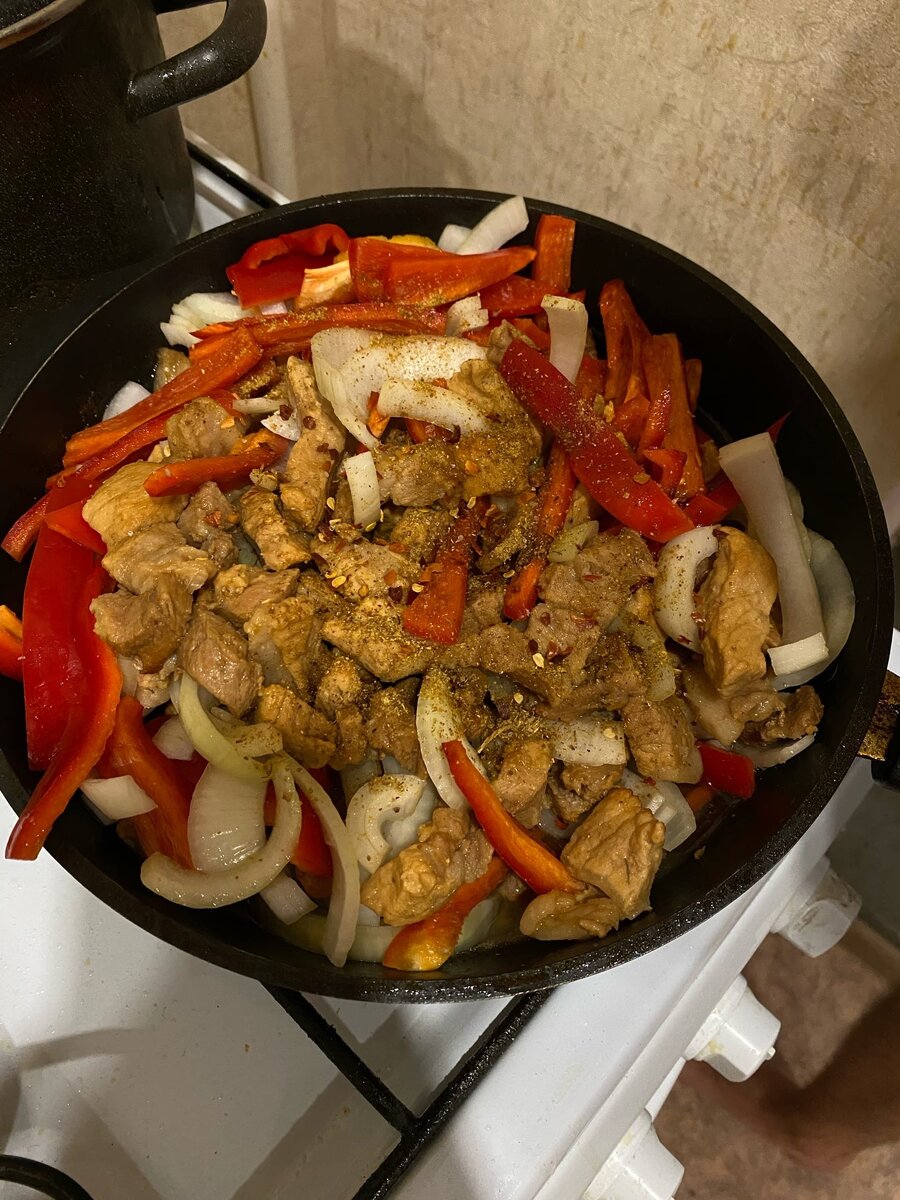 Быстрый и простой рецепт, для этого нужно: 1 кг мяса ( я беру свининой корбонад) желательно что бы меньше сала, 2 болгарских сладких перца, 2 луковицы, 3-5 зубчиков чеснока, острый перец Чили, можно цельной  можно молотый, сахар -2-3 десертных ложки, соевый соус, масло растительное ! Наливаем в сковороду масло что бы закрыло дно и насыпаем туда 2 столовых или 3 десертных сахара и на быстром огне доводим сахар до текучего состояния, дальше нарезанное мясо( нарезать можно как удобно) высылаем в сковороду  при этом огонь на максимум! ( Не трогаем минуты 2, что бы мясо прихватило в сахаре, через минуты 2 нужно перевернуть и оставить ещё на 2-3 минуты на быстром огне! Как 2 минуты ещё прошло убавляем огонь на минимум и накрывает крышкой на 20 минут( в процессе можно 1 раз перемешать,  в это время нарезаем соломкой перец, лук полукольцами , чеснок (после того  как прошло 20 минут после тушени!) Открываем крышку прибавляем огонь( на средний- высокий) добавляем 2 ложки столовые соевого соуса, засыпаем лук, чеснок и перец, так же добавляем острый перец Чили ( это будет бомба), и можно специи  по вкусу, жарим ещё минут 10 до готовности перца и лука! После того как вы попробуете будете готовить только так! Время на приготовление данного блюда занимает минут 40, опыта не какого не надо, у самого вышло с первого раза, парень 25 лет! Приятного аппетита 😉