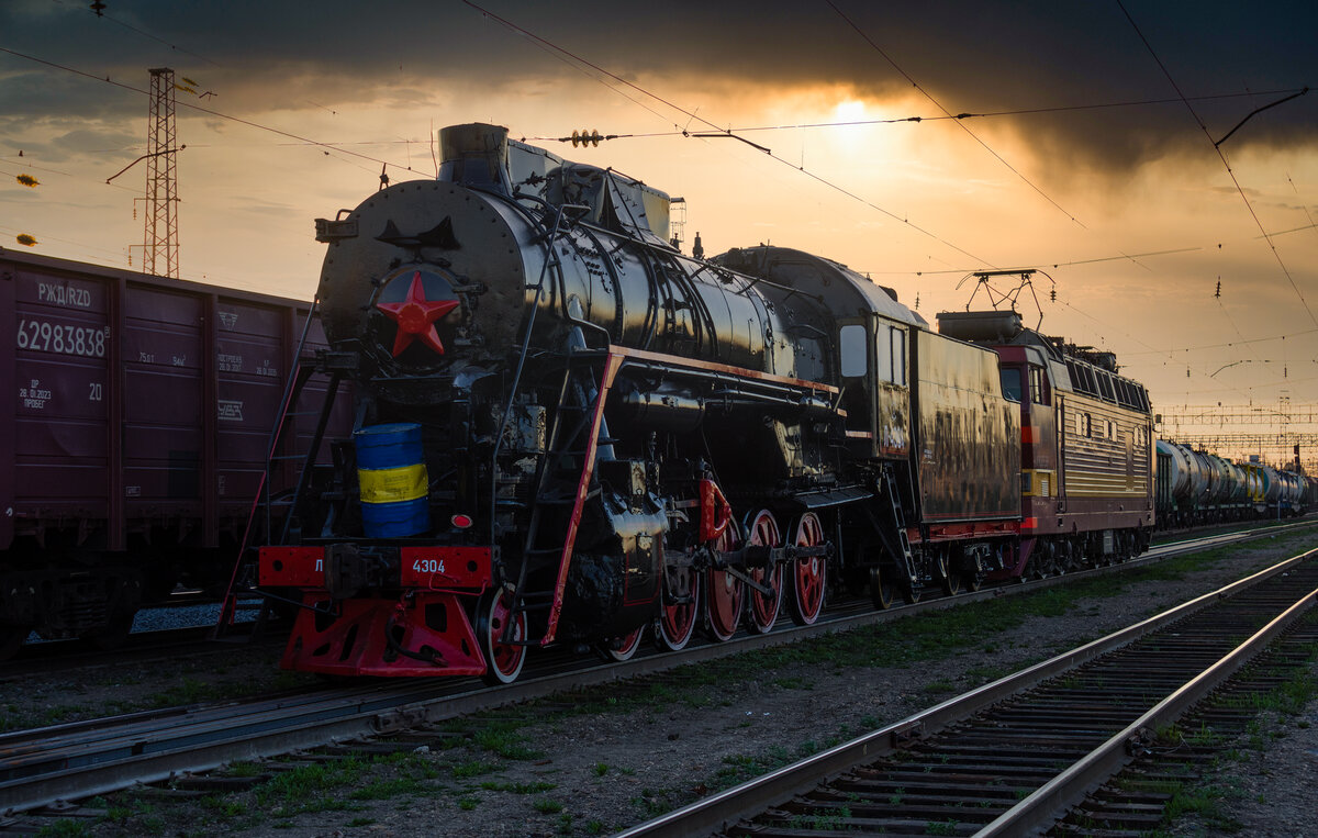 Паровоз Л-4304 и электровоз ЧС4Т. Кировская область, станция Котельнич-I, 14.05.2018