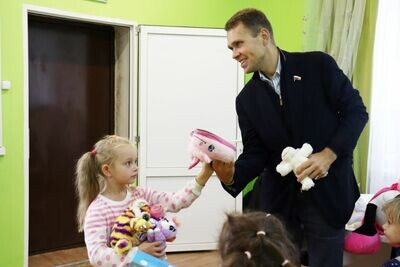    Депутат Госдумы Никита Чаплин с детьми Донбасса ©Пресс-служба депутата Госдумы Никиты Чаплина