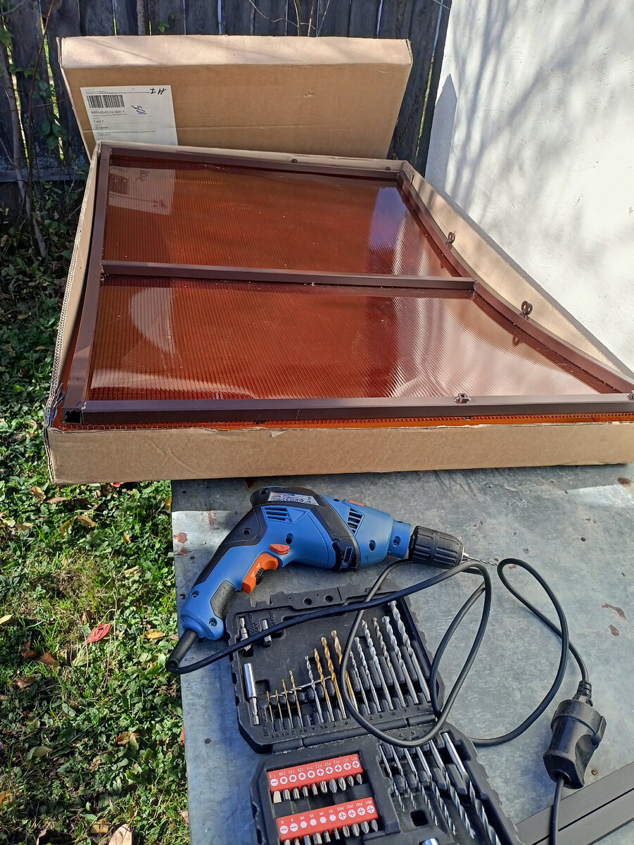 Уже готовая крыша , осталось прикрутить уголки.