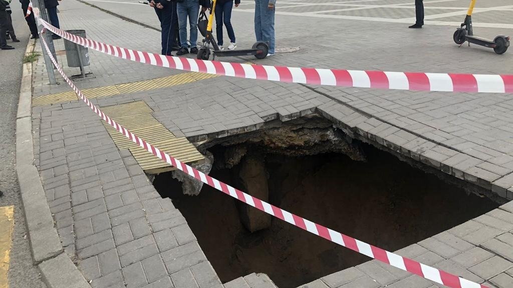     Обследованием участка, который провалился утром 10 октября в Казани рядом с театром имени Галиаскара Камала, займется МУП «Водоканал». Об этом Inkazan рассказали в пресс-службе мэрии столицы Татарстана.