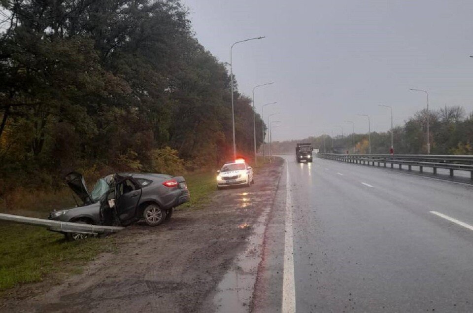     Женщина, сидящая за рулем, не справилась с управлением. Фото: управление ГИБДД по Ростовской области.