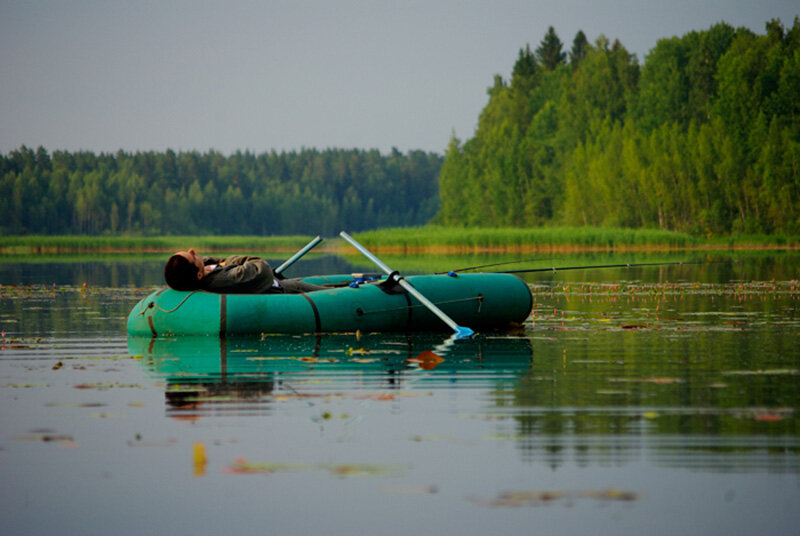 Рыбак на моторке