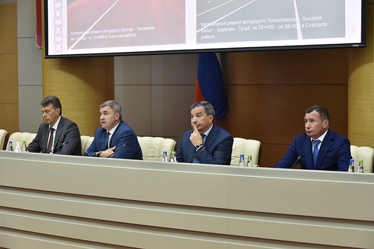    Дефицит строителей-дорожников существует, признал министр транспорта и дорожного хозяйства РТ Фарит Ханифов, и предприятия стремятся сохранить в штате квалифицированных рабочих