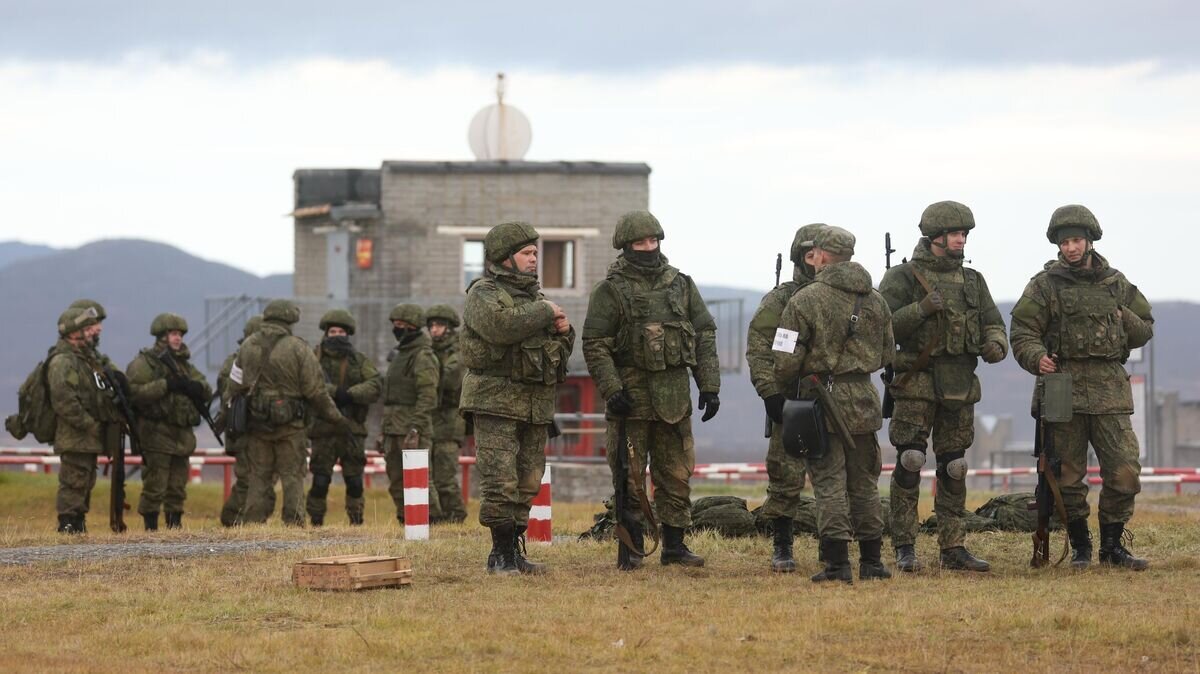    Мобилизованные военнослужащие на занятиях по военной подготовке на территории воинской части в поселке городского типа Печенга Мурманской области© РИА Новости / Павел Львов