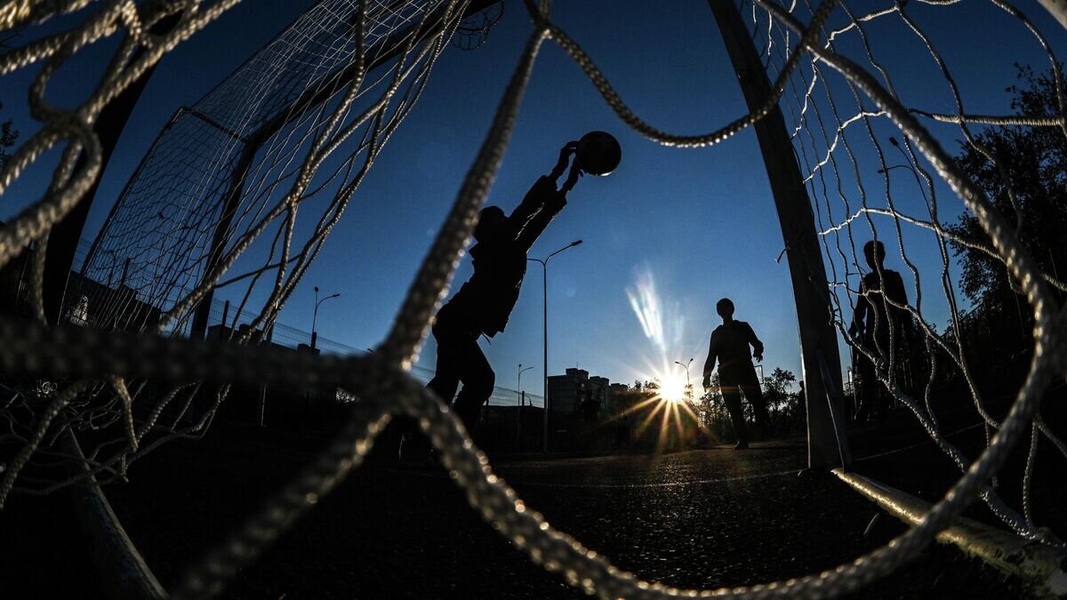    Дети играют в футбол© РИА Новости / Рамиль Ситдиков