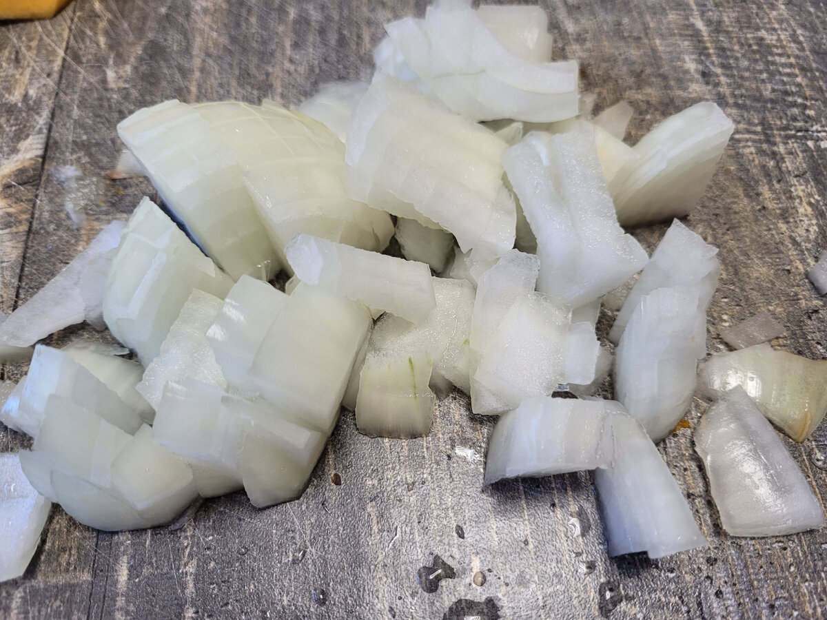 Одну крупную луковицу нарезаем на кубики.