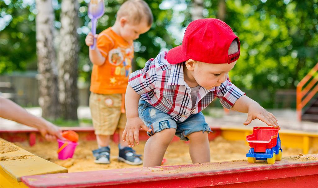 Малыши в песочнице