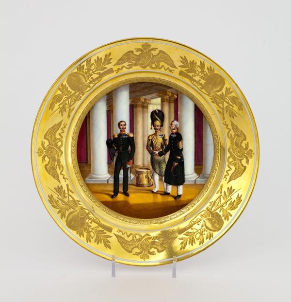 ИФЗ, 1834. Тарелка с изображением чинов роты Дворцовых гренадер.
Художник - П. Савельев по литографии …Александрова. Находится в ГИМ в Москве. Фото взято из свободного доступа в интернете.
