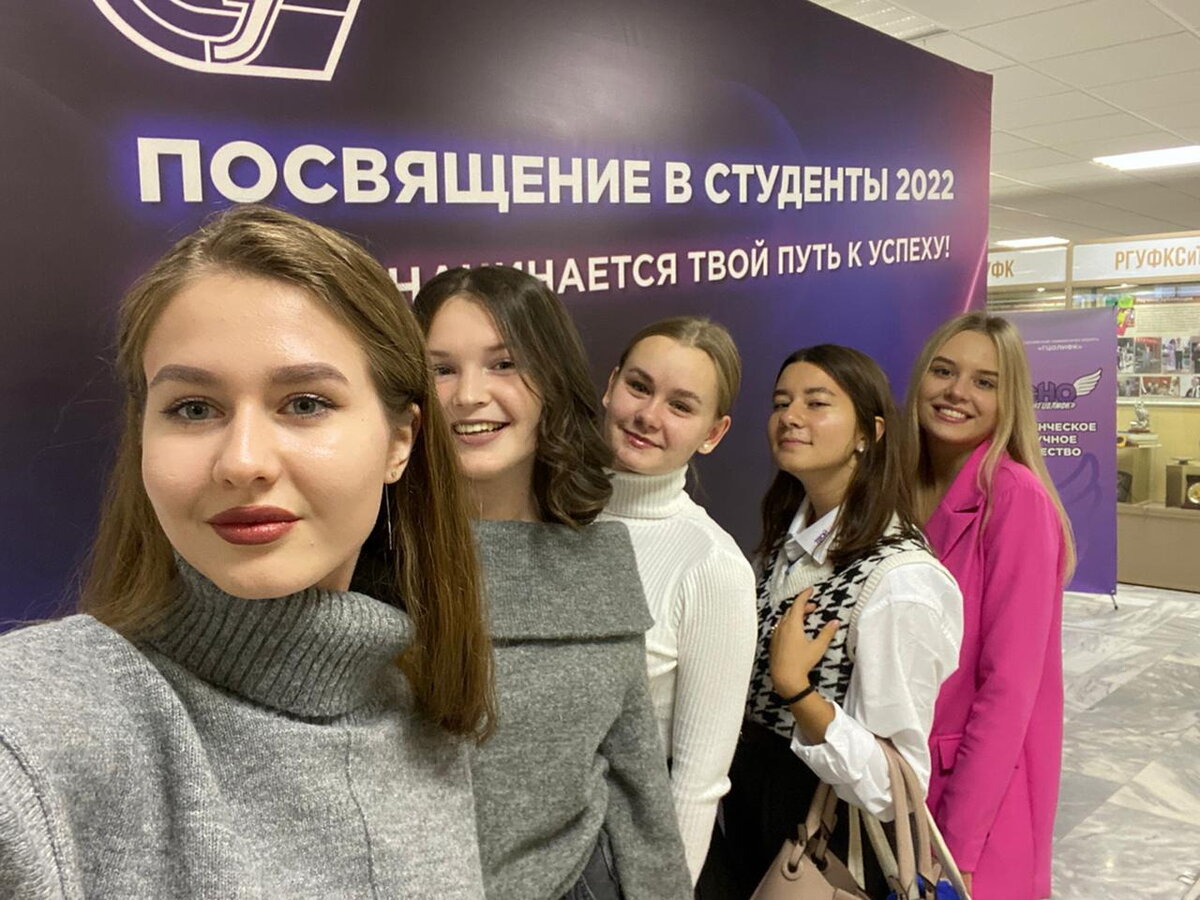 Настя (вторая слева) и её новые подружки-пиарщицы