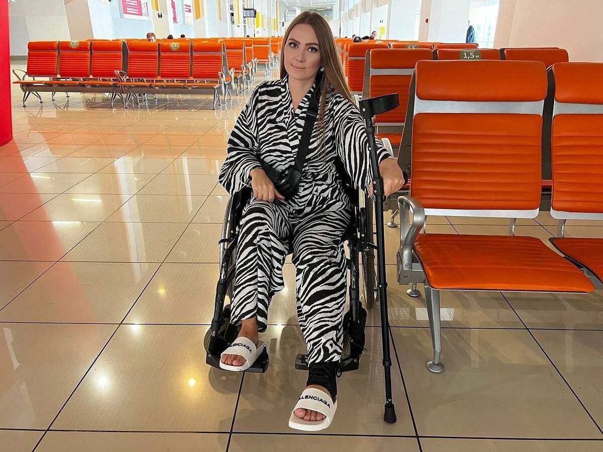 В аэропорте Кольцово сотрудники встречали с коляской прямо на парковке