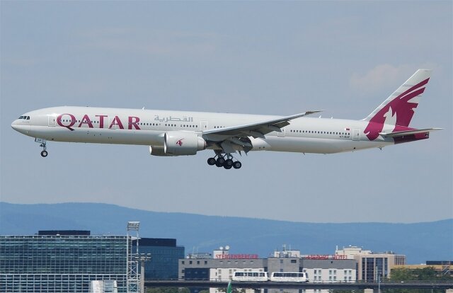    Qatar Airways Boeing 777-300 (cc) Aero Icarus